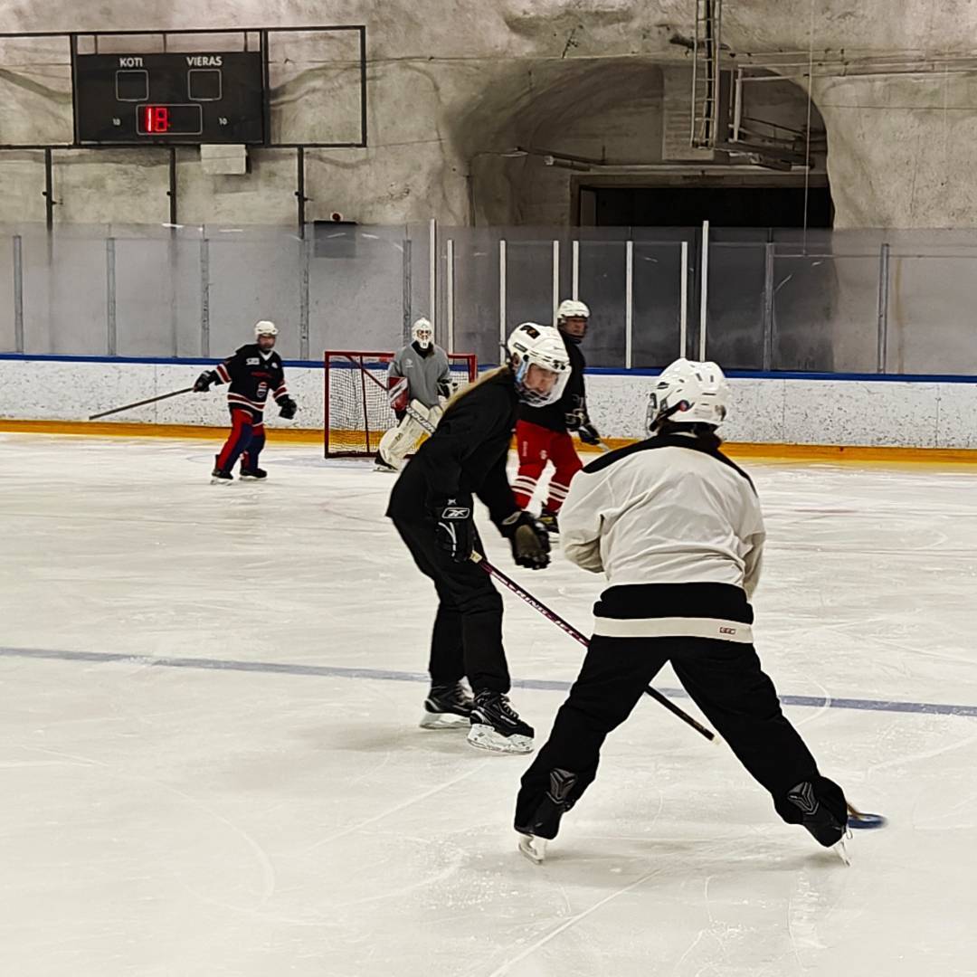 Selvitä Suomen suurin urheilusalaisuus: aloita ringette!