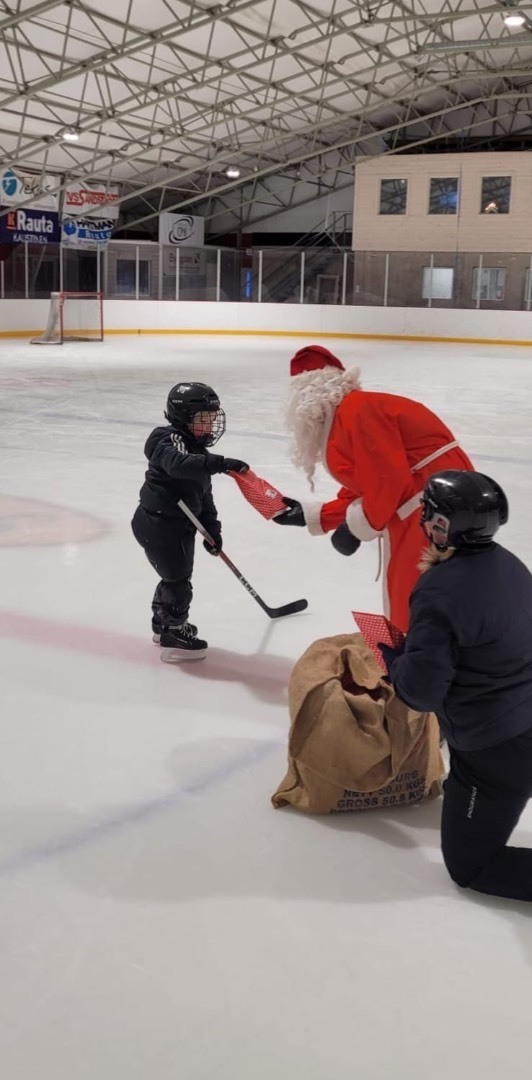 Kiekkokoulu jatkuu 11.01.2025 Hockeyskolan fortsätter 11.01.2025