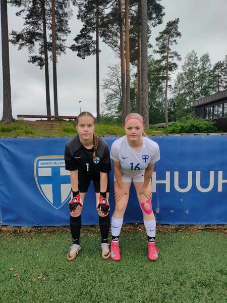Alva och Enni i Eerikkilä på Helmariliiga