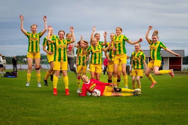 Grattis flickor och hela teamet ! / Onnea tytöt ja taustajoukot!