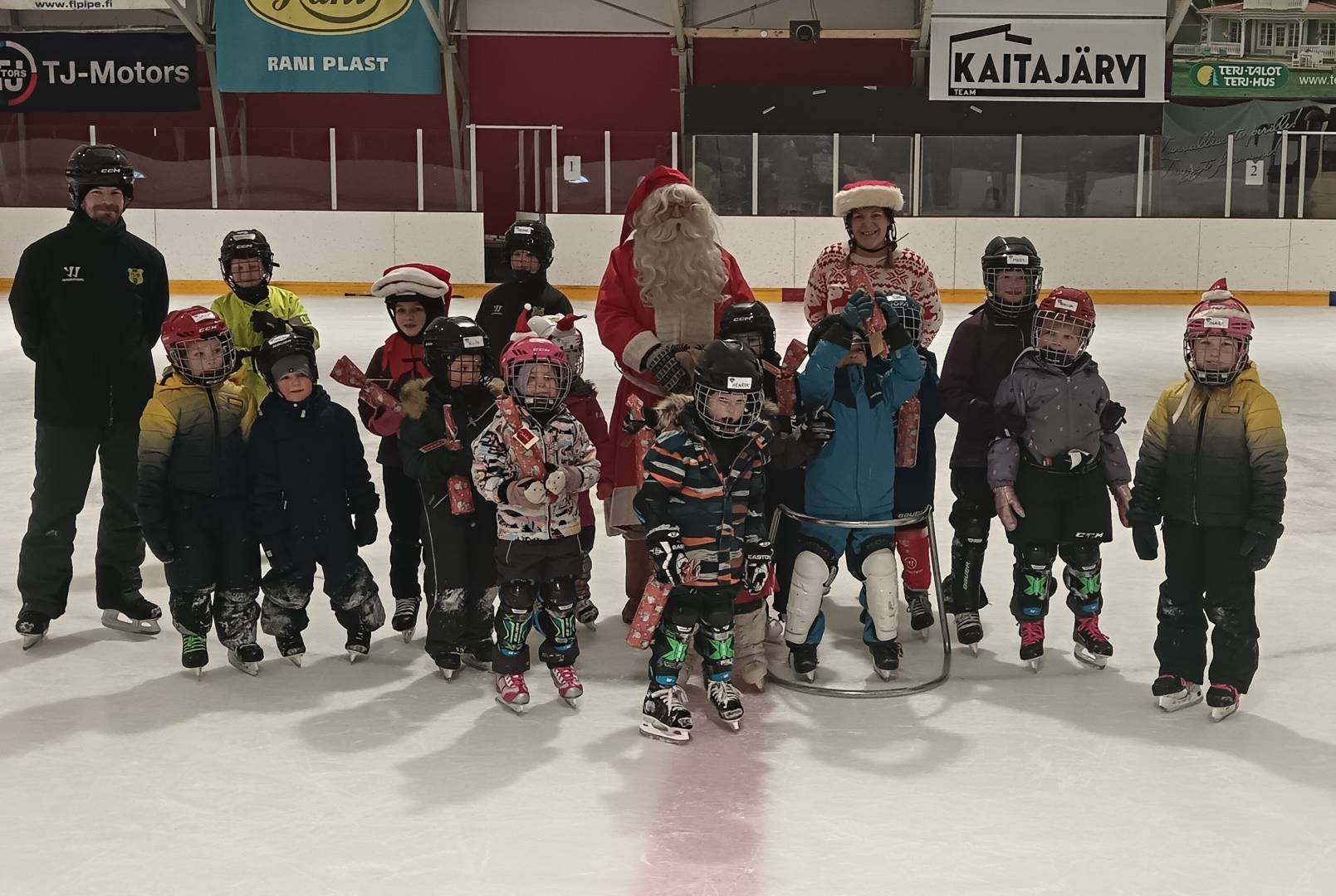 God Jul från hockeyskolan - Hyvää Joulua kiekkokoulusta