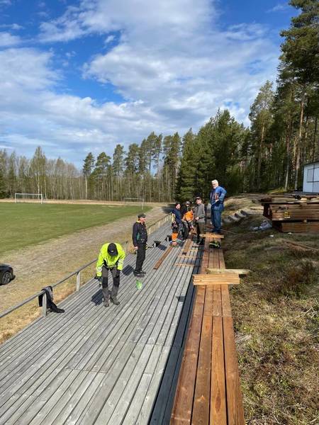 Pensionärerna i talko / Eläkeläiset talkootöissä