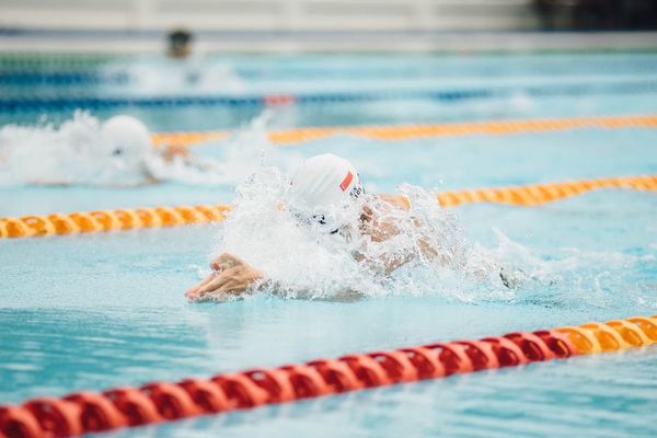 ​🌊 Aikuisten uimakoulu uimataidottomille – ilmoittaudu syksyn kurssille 6.8! 🏊‍♀️🧼