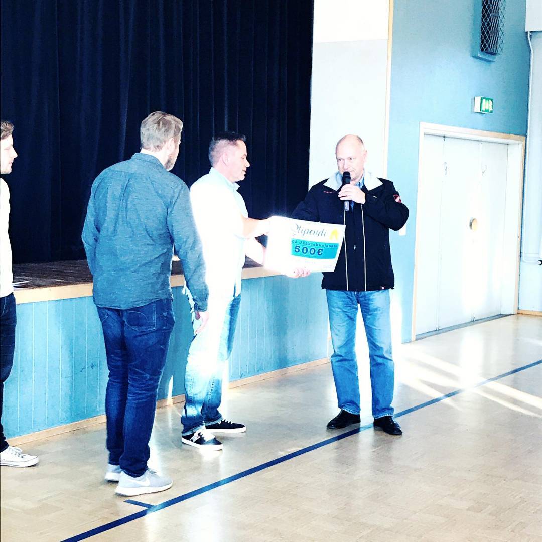 VG-kirkkokonsertin järjestäjä Jari Virta luovutti jääkiekkojaostolle 500 € stipendin.