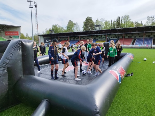 ​Vaasan tyttöfutaajat kokoontuivat yhteiseen kick off -tapahtumaan