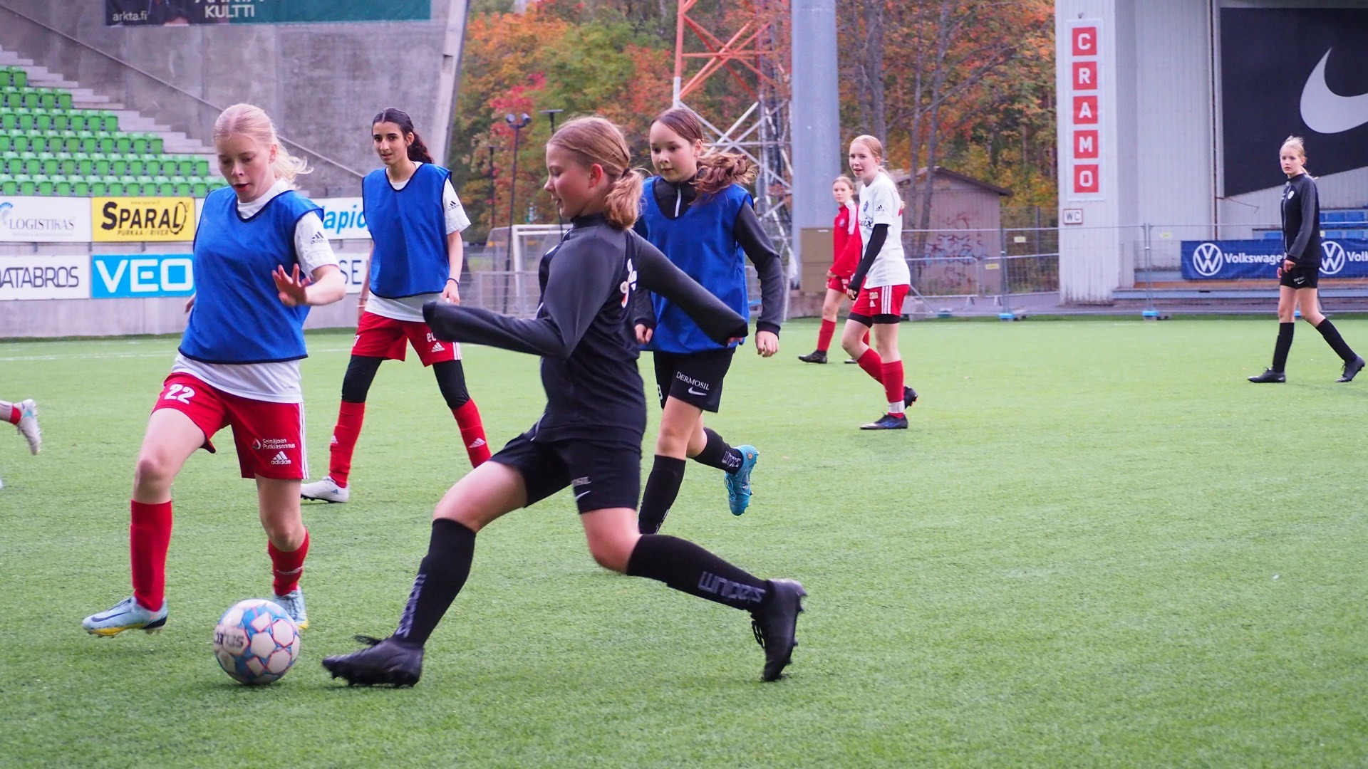 Hitachi Energy tarjosi VPS:n ja FC Sportin tytöille peli-illan