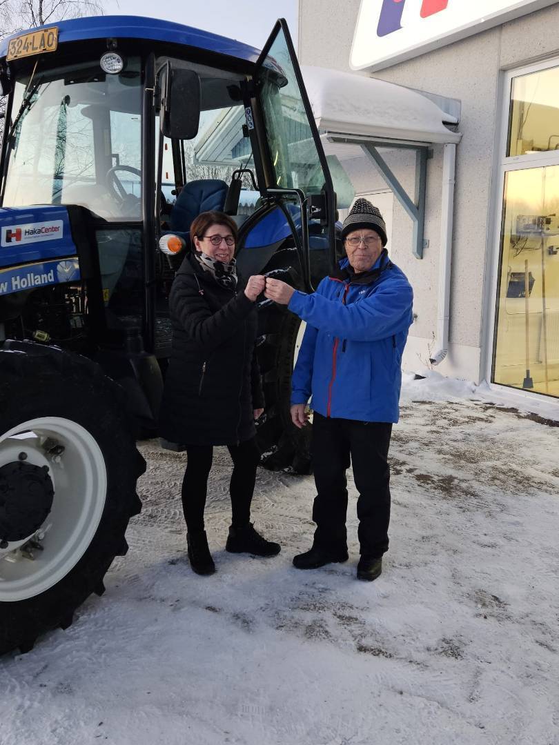 Marjaana Suihkonen vastaanotti traktorin