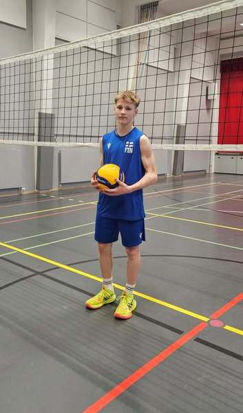 ​Veeti Päivärinta lentopallon U-16 maajoukkue mukaan Bulgarian Sofiaan.