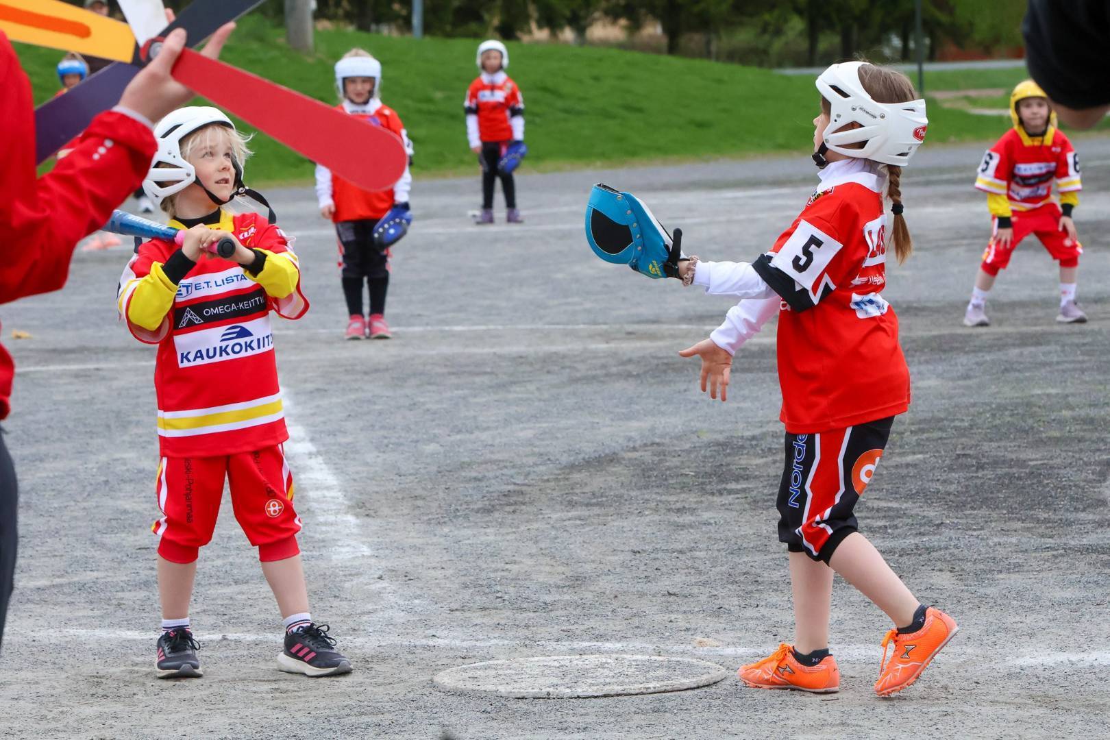 Valtakunnallinen Naperoleiri tuo pesäpallon sykkeen Ylivieskaan – tuhansien talkootuntien voimin