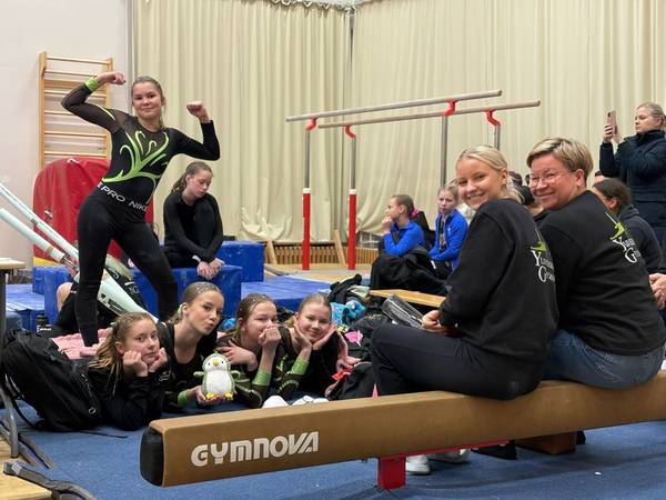 ​Särkioja ja Hietanen G-luokan hopealla Isokyrön telinevoimisteluissa.