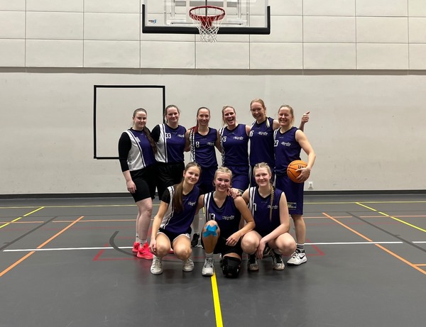 Naisten kauden avauspelit