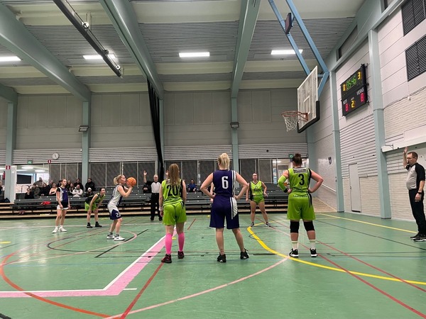 Naisten kotipeleistä voitto ja häviö