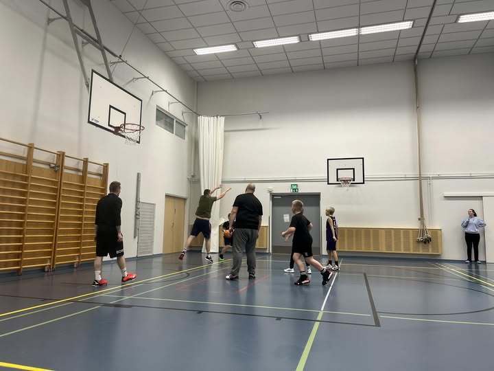 ​Koripallon U12-pojat löi vanhemmat kahdella pisteellä