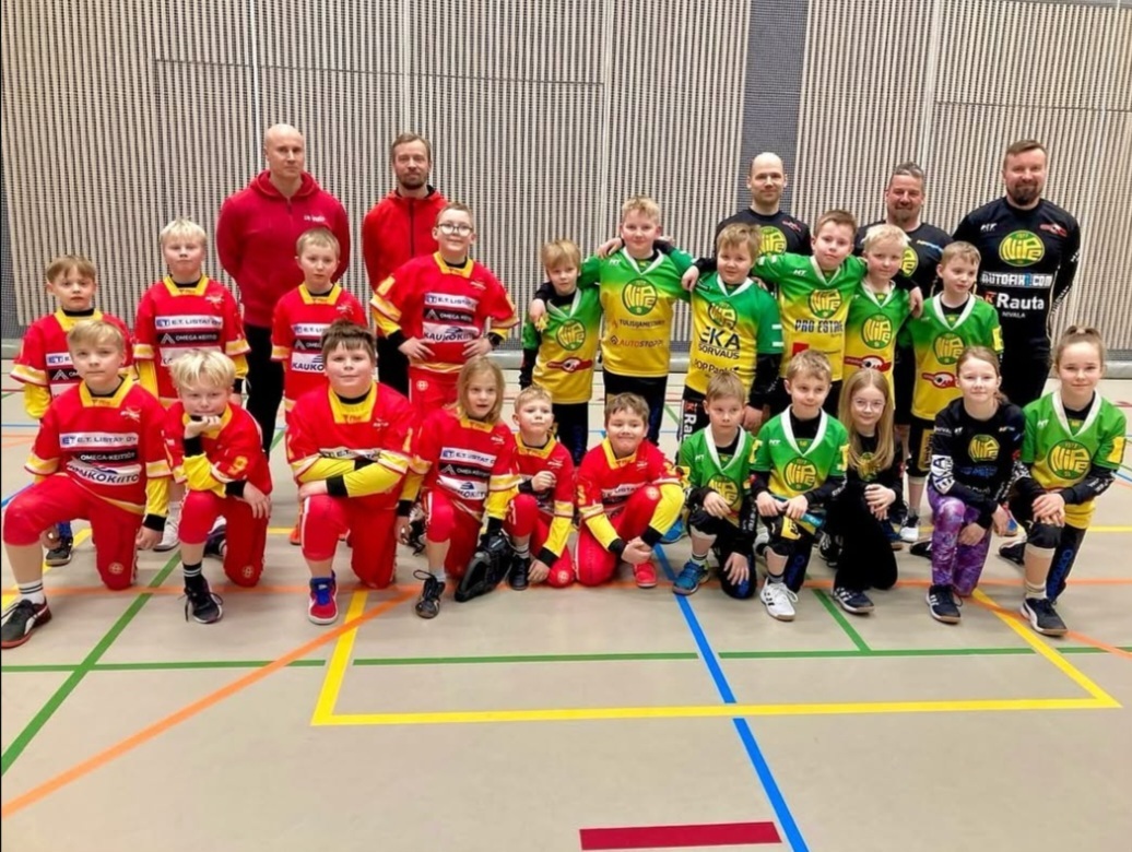 F-pojat kävivät hallipelissä Nivalassa 