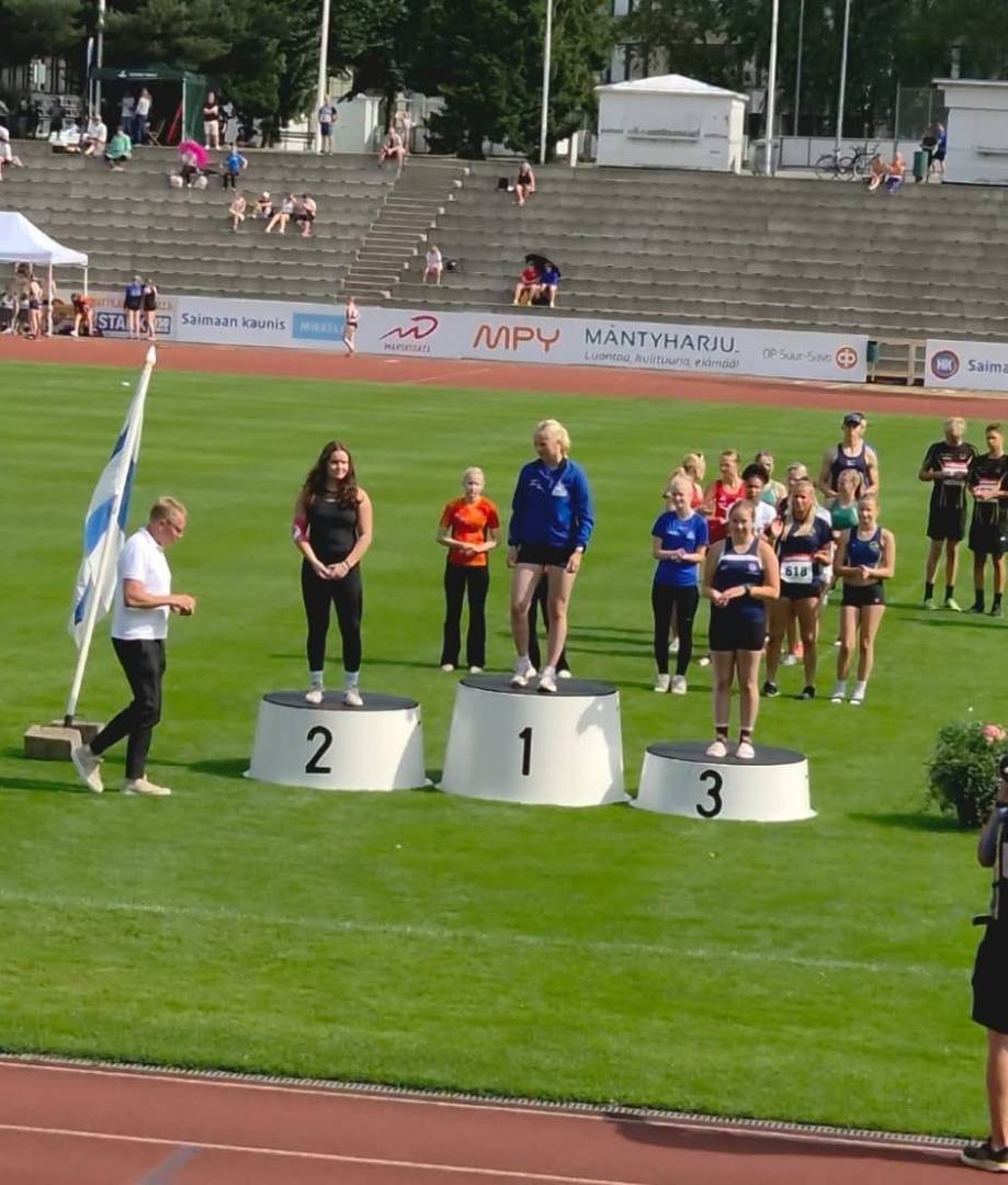 Siiri Ikäläinen SM-hopealle, Vili Koivumäki 12.
