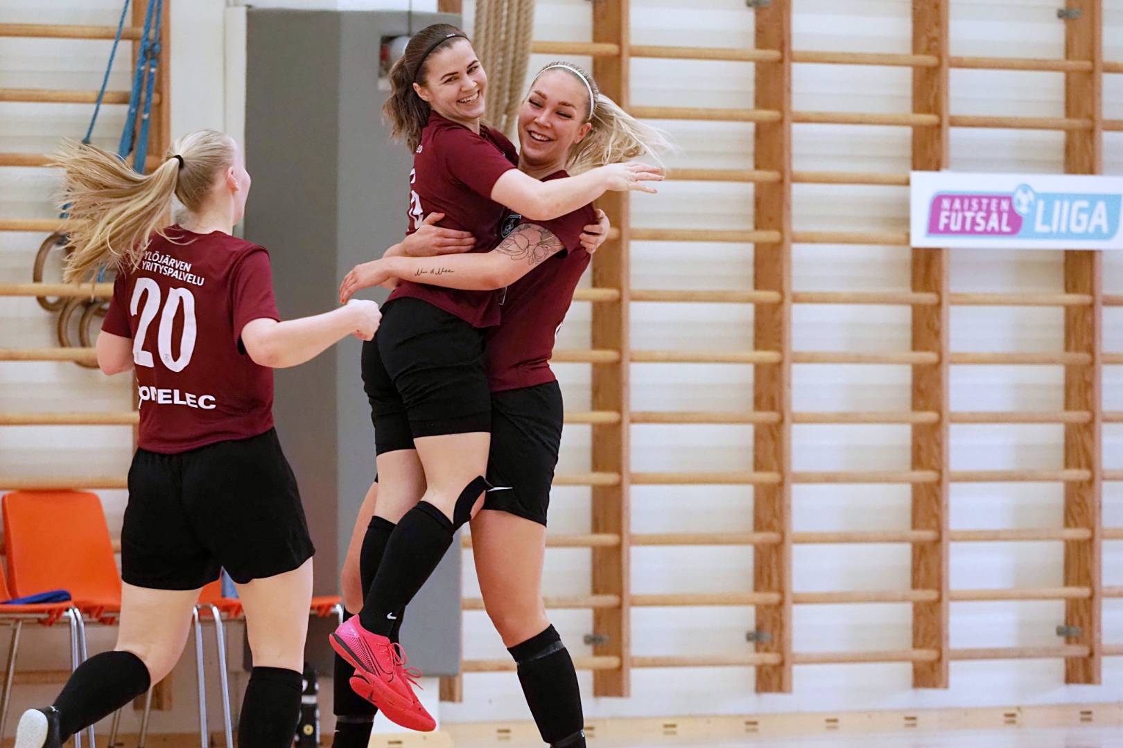 Naisten futsalliigajoukkue historiallisesti pudotuspeleihin - ennakko luettavissa!
